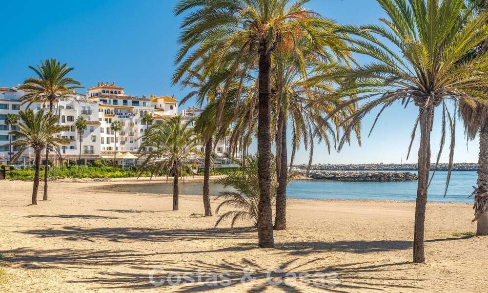 Appartement de luxe rénové avec vue sur la mer à vendre à Playas del Duque, Puerto Banús, Marbella 801664