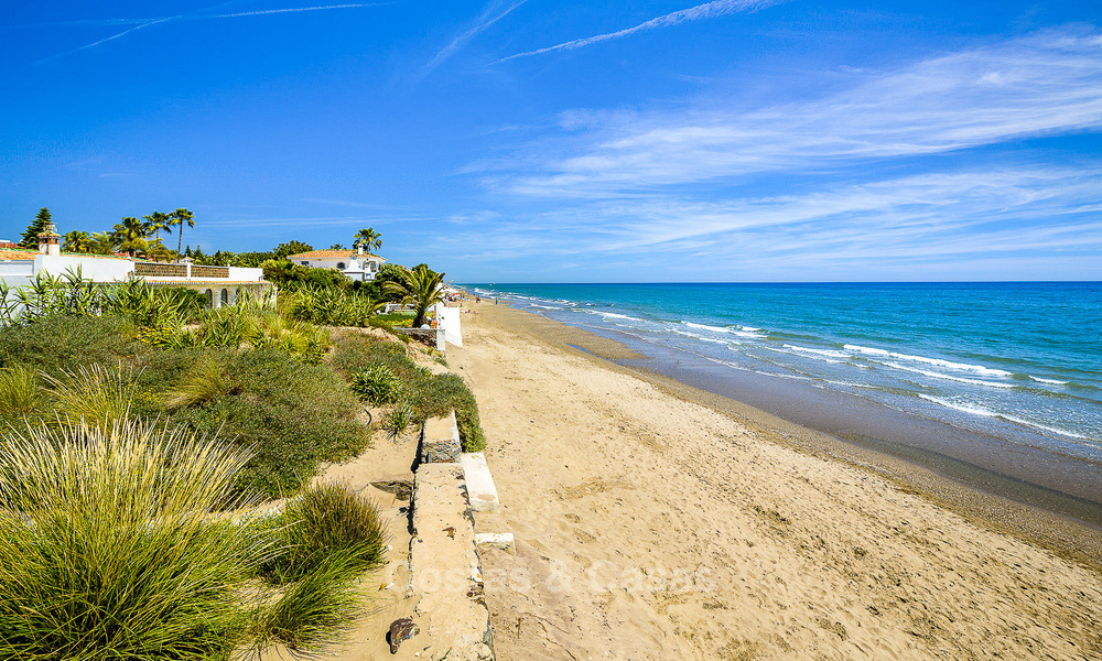 Villas à vendre à Costabella, une urbanisation en bord de mer située sur l'une des plus belles plages de Marbella 801575