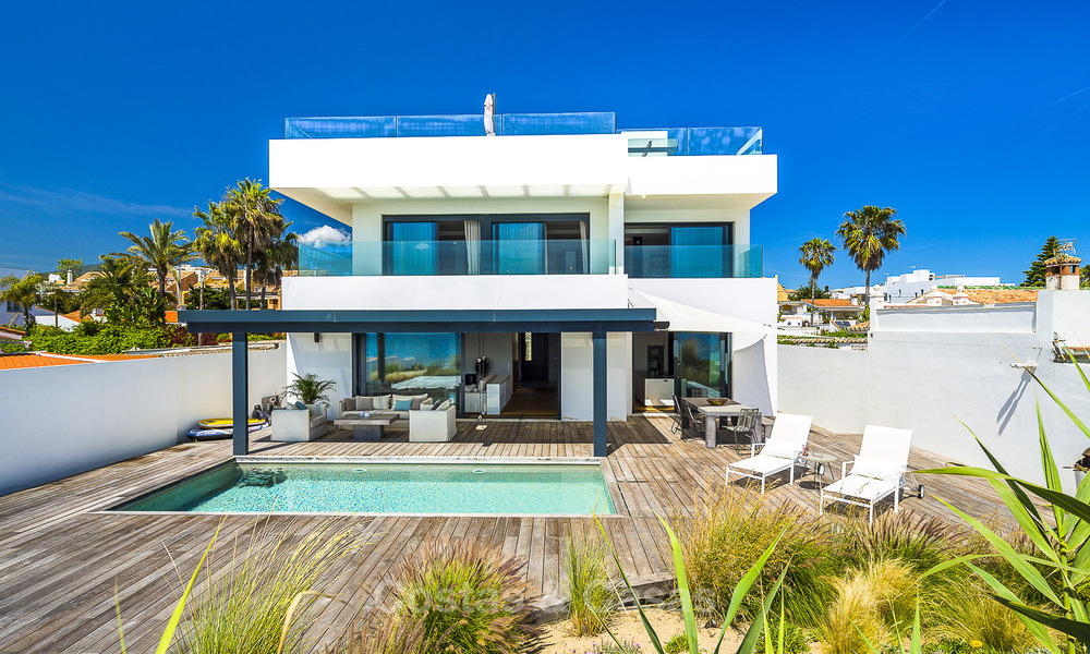 Villas à vendre à Costabella, une urbanisation en bord de mer située sur l'une des plus belles plages de Marbella 801578