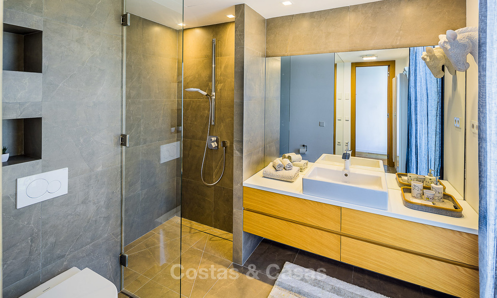 Villas à vendre à Costabella, une urbanisation en bord de mer située sur l'une des plus belles plages de Marbella 801596