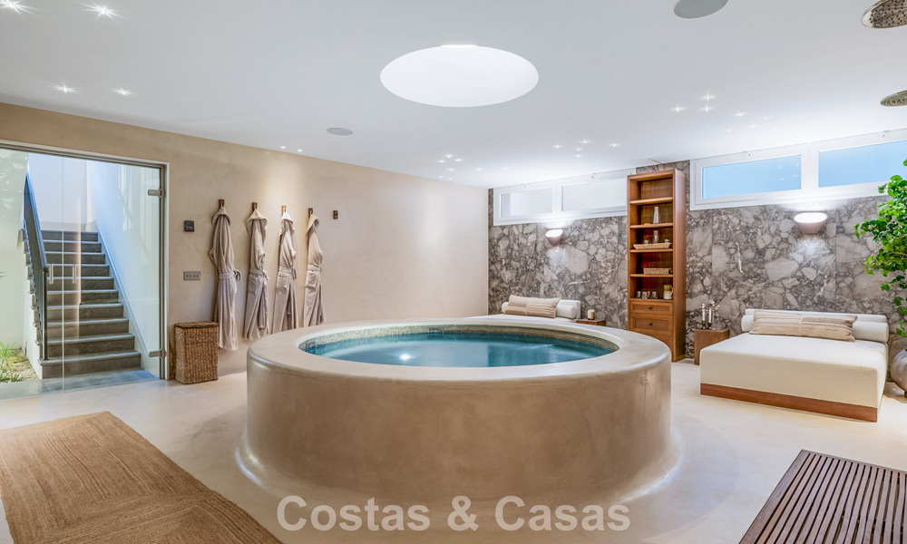Élégante villa aux influences provençales à vendre dans le prestigieux quartier de Nueva Andalucía, Marbella 801746