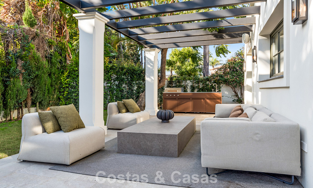 Élégante villa aux influences provençales à vendre dans le prestigieux quartier de Nueva Andalucía, Marbella 801761