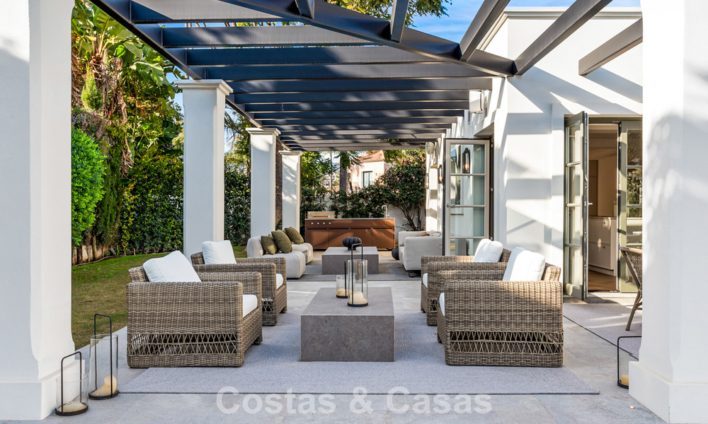 Élégante villa aux influences provençales à vendre dans le prestigieux quartier de Nueva Andalucía, Marbella 801762