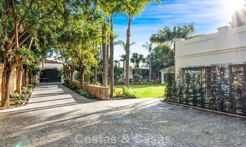 Élégante villa aux influences provençales à vendre dans le prestigieux quartier de Nueva Andalucía, Marbella 801764