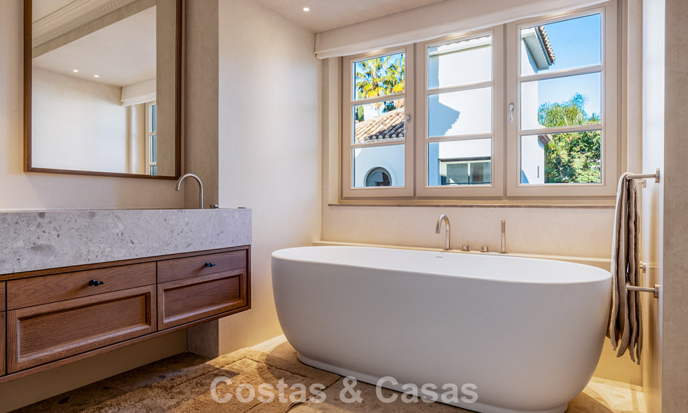 Élégante villa aux influences provençales à vendre dans le prestigieux quartier de Nueva Andalucía, Marbella 801777
