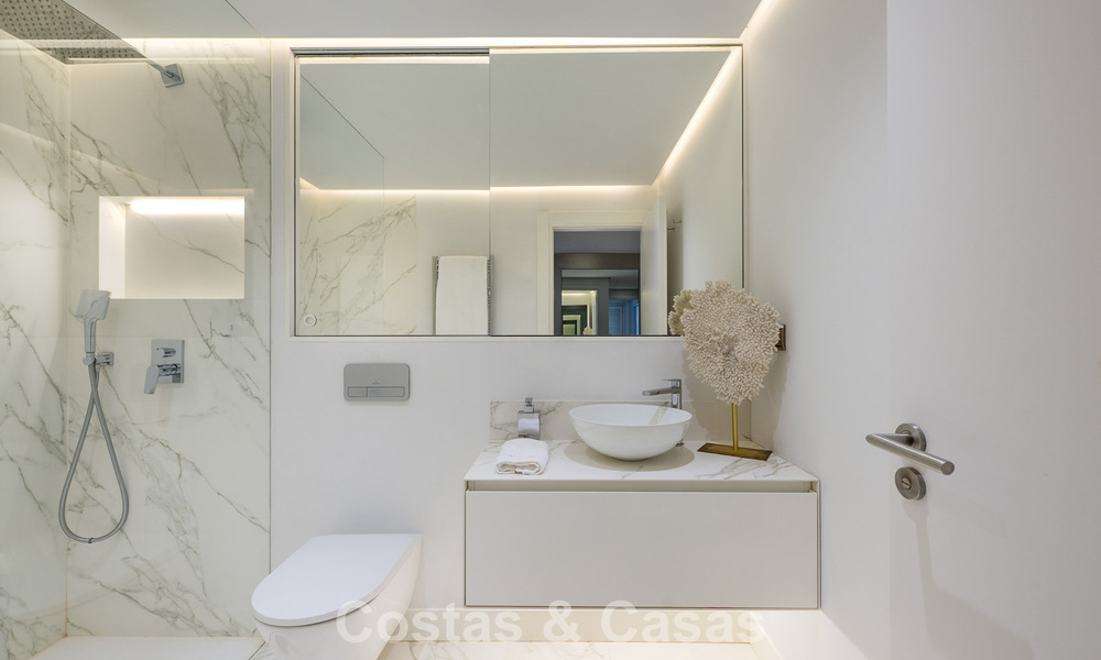 Appartement de jardin avec vue sur la mer à vendre à Los Granados, une résidence de prestige en front de mer à Puerto Banús, Marbella 801890