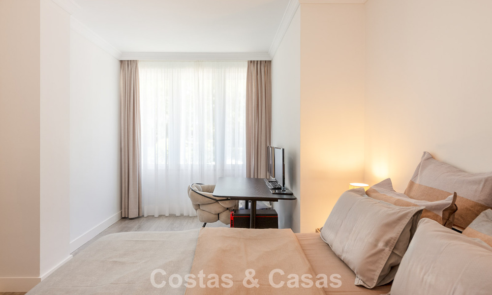 Appartement de jardin avec vue sur la mer à vendre à Los Granados, une résidence de prestige en front de mer à Puerto Banús, Marbella 801894