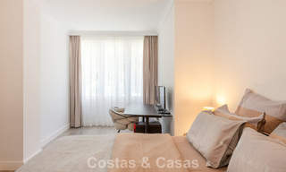 Appartement de jardin avec vue sur la mer à vendre à Los Granados, une résidence de prestige en front de mer à Puerto Banús, Marbella 801894 