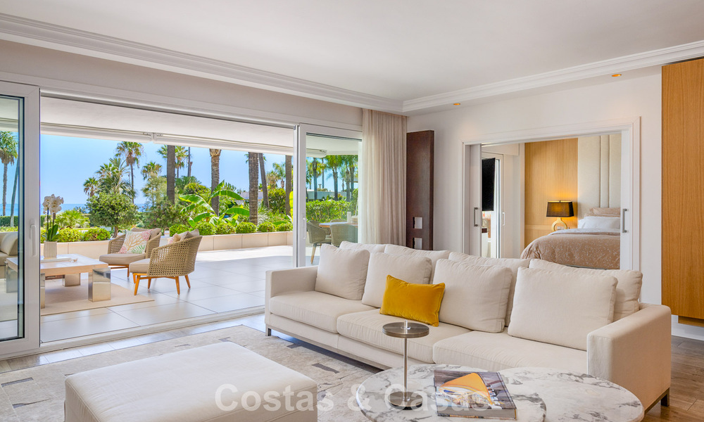 Appartement de jardin avec vue sur la mer à vendre à Los Granados, une résidence de prestige en front de mer à Puerto Banús, Marbella 801896