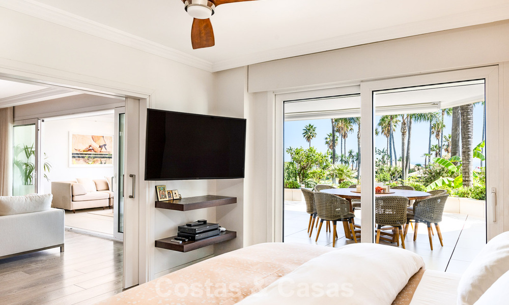 Appartement de jardin avec vue sur la mer à vendre à Los Granados, une résidence de prestige en front de mer à Puerto Banús, Marbella 801897