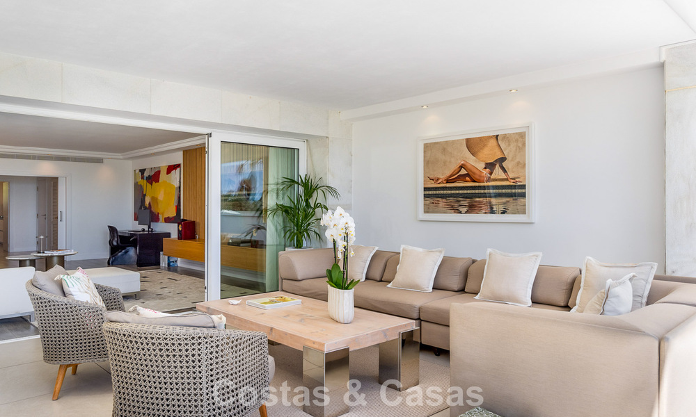 Appartement de jardin avec vue sur la mer à vendre à Los Granados, une résidence de prestige en front de mer à Puerto Banús, Marbella 801899