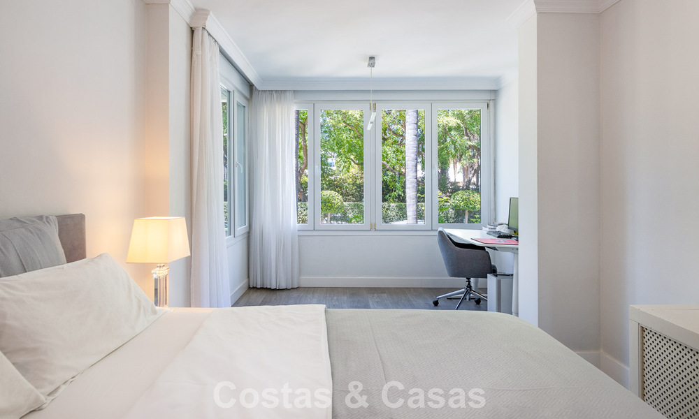 Appartement de jardin avec vue sur la mer à vendre à Los Granados, une résidence de prestige en front de mer à Puerto Banús, Marbella 801900