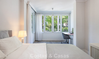 Appartement de jardin avec vue sur la mer à vendre à Los Granados, une résidence de prestige en front de mer à Puerto Banús, Marbella 801900 