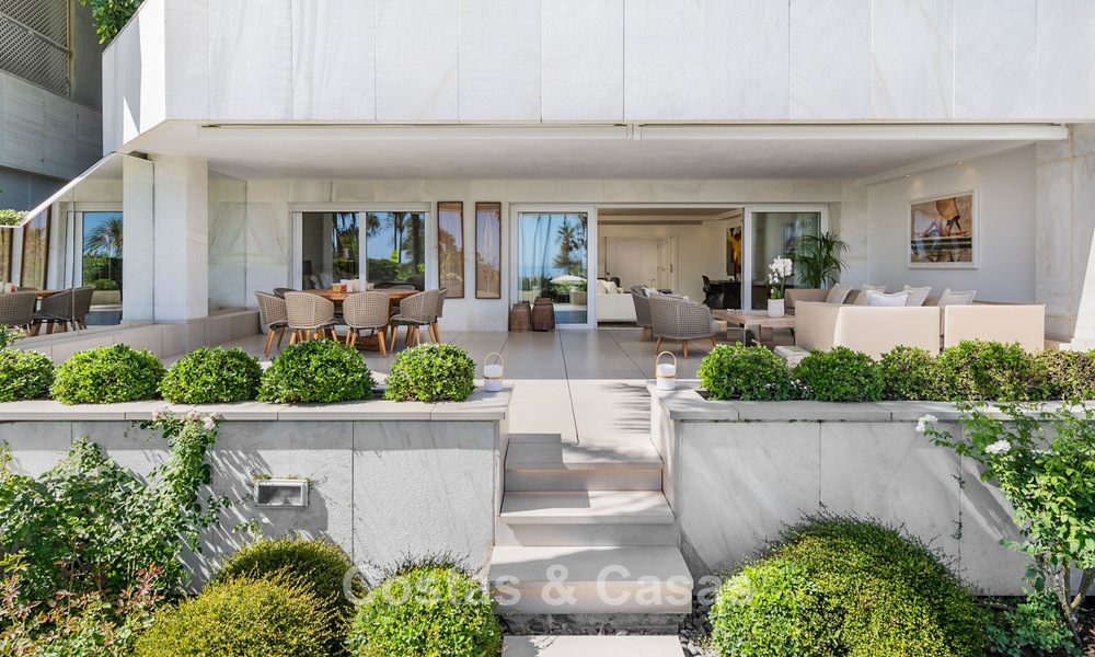Appartement de jardin avec vue sur la mer à vendre à Los Granados, une résidence de prestige en front de mer à Puerto Banús, Marbella 801901