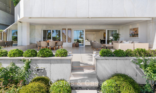 Appartement de jardin avec vue sur la mer à vendre à Los Granados, une résidence de prestige en front de mer à Puerto Banús, Marbella 801901 
