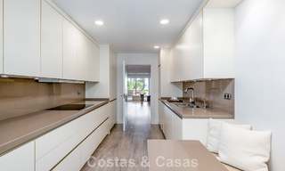 Appartement de jardin avec vue sur la mer à vendre à Los Granados, une résidence de prestige en front de mer à Puerto Banús, Marbella 801903 