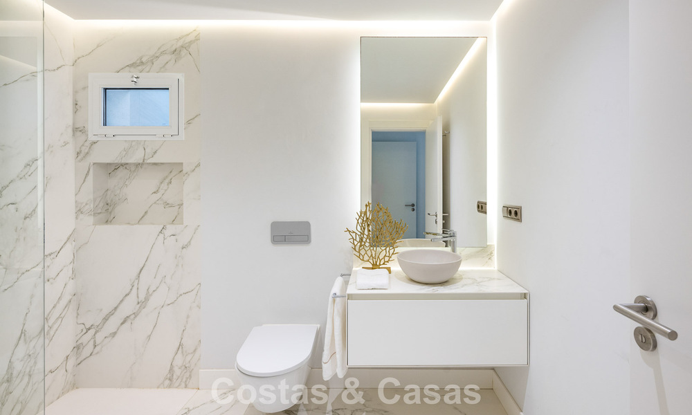 Appartement de jardin avec vue sur la mer à vendre à Los Granados, une résidence de prestige en front de mer à Puerto Banús, Marbella 801904
