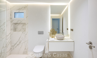 Appartement de jardin avec vue sur la mer à vendre à Los Granados, une résidence de prestige en front de mer à Puerto Banús, Marbella 801904 