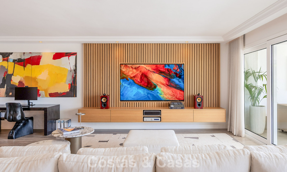 Appartement de jardin avec vue sur la mer à vendre à Los Granados, une résidence de prestige en front de mer à Puerto Banús, Marbella 801905