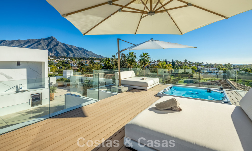 Villa de style méditerranéen à vendre, en première ligne de golf, dans un quartier prestigieux de Nueva Andalucía, Marbella 801907