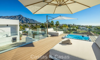 Villa de style méditerranéen à vendre, en première ligne de golf, dans un quartier prestigieux de Nueva Andalucía, Marbella 801907 