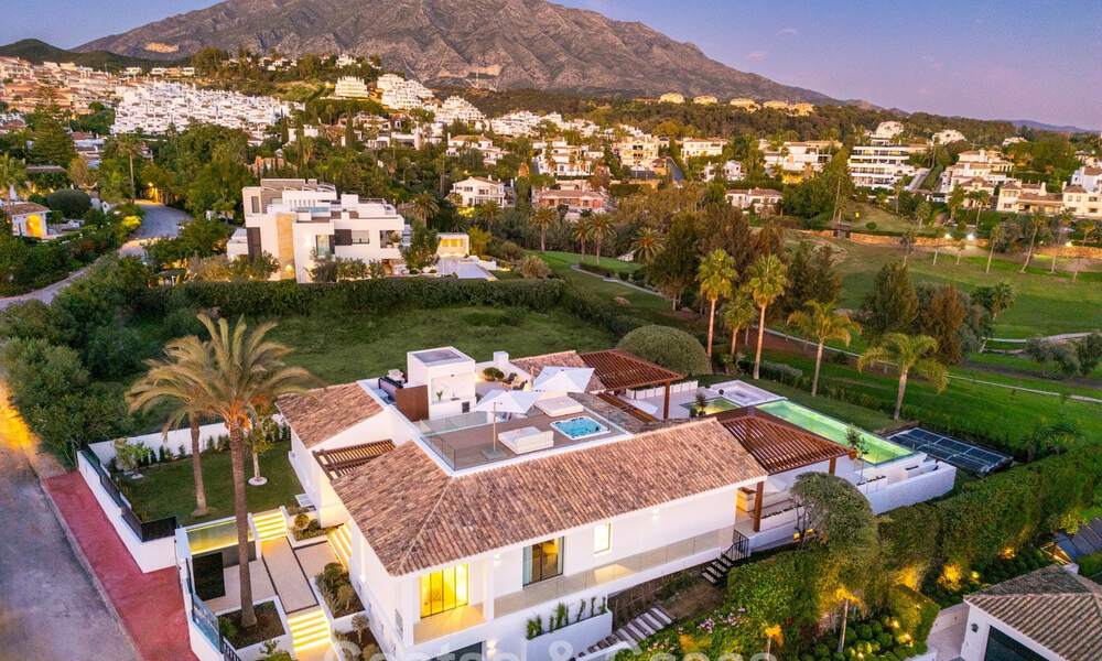 Villa de style méditerranéen à vendre, en première ligne de golf, dans un quartier prestigieux de Nueva Andalucía, Marbella 801908