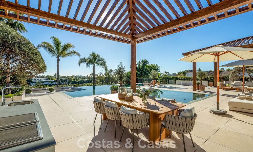 Villa de style méditerranéen à vendre, en première ligne de golf, dans un quartier prestigieux de Nueva Andalucía, Marbella 801909