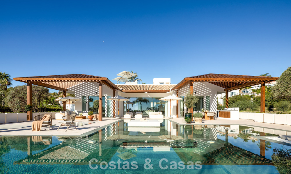 Villa de style méditerranéen à vendre, en première ligne de golf, dans un quartier prestigieux de Nueva Andalucía, Marbella 801911
