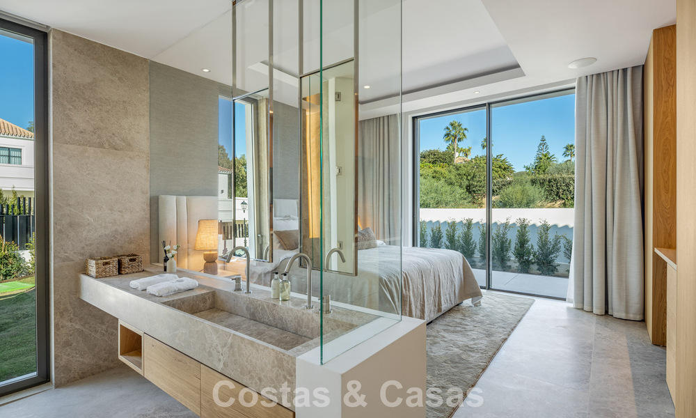 Villa de style méditerranéen à vendre, en première ligne de golf, dans un quartier prestigieux de Nueva Andalucía, Marbella 801913