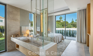 Villa de style méditerranéen à vendre, en première ligne de golf, dans un quartier prestigieux de Nueva Andalucía, Marbella 801913 