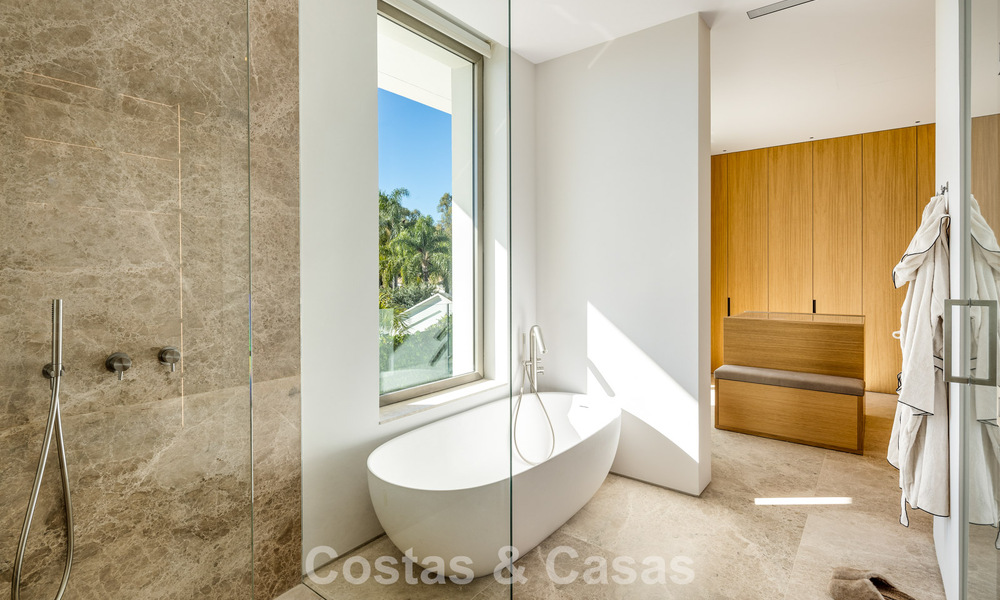 Villa de style méditerranéen à vendre, en première ligne de golf, dans un quartier prestigieux de Nueva Andalucía, Marbella 801919
