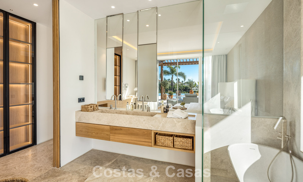 Villa de style méditerranéen à vendre, en première ligne de golf, dans un quartier prestigieux de Nueva Andalucía, Marbella 801920