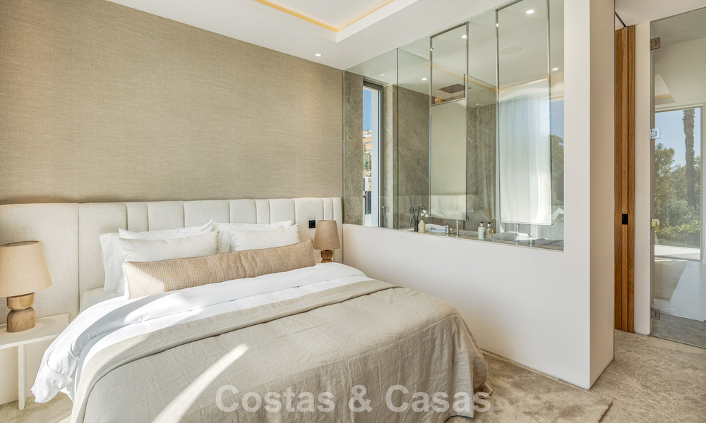 Villa de style méditerranéen à vendre, en première ligne de golf, dans un quartier prestigieux de Nueva Andalucía, Marbella 801924