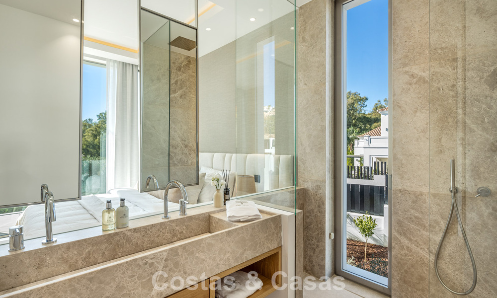 Villa de style méditerranéen à vendre, en première ligne de golf, dans un quartier prestigieux de Nueva Andalucía, Marbella 801925
