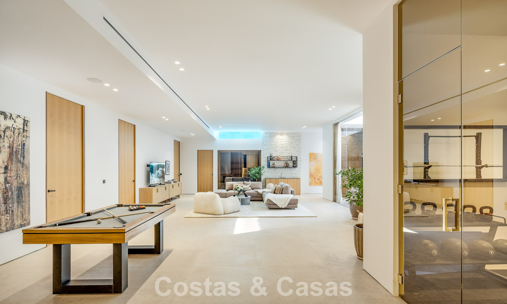 Villa de style méditerranéen à vendre, en première ligne de golf, dans un quartier prestigieux de Nueva Andalucía, Marbella 801926