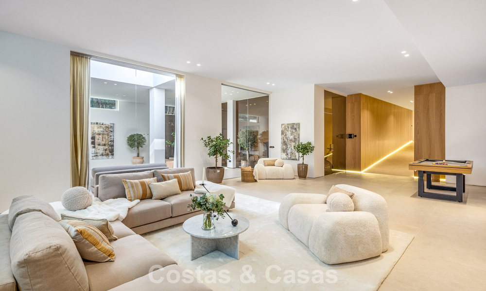 Villa de style méditerranéen à vendre, en première ligne de golf, dans un quartier prestigieux de Nueva Andalucía, Marbella 801928