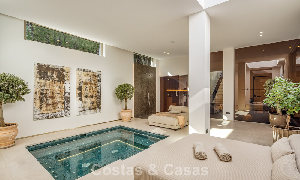 Villa de style méditerranéen à vendre, en première ligne de golf, dans un quartier prestigieux de Nueva Andalucía, Marbella 801929