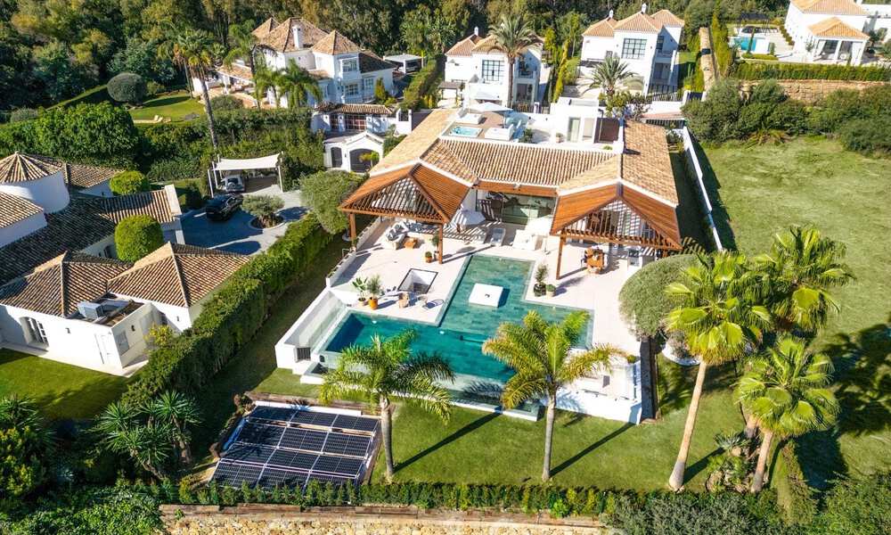 Villa de style méditerranéen à vendre, en première ligne de golf, dans un quartier prestigieux de Nueva Andalucía, Marbella 801931