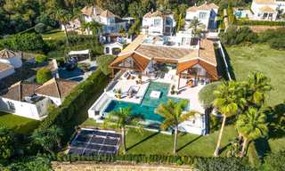 Villa de style méditerranéen à vendre, en première ligne de golf, dans un quartier prestigieux de Nueva Andalucía, Marbella 801931 