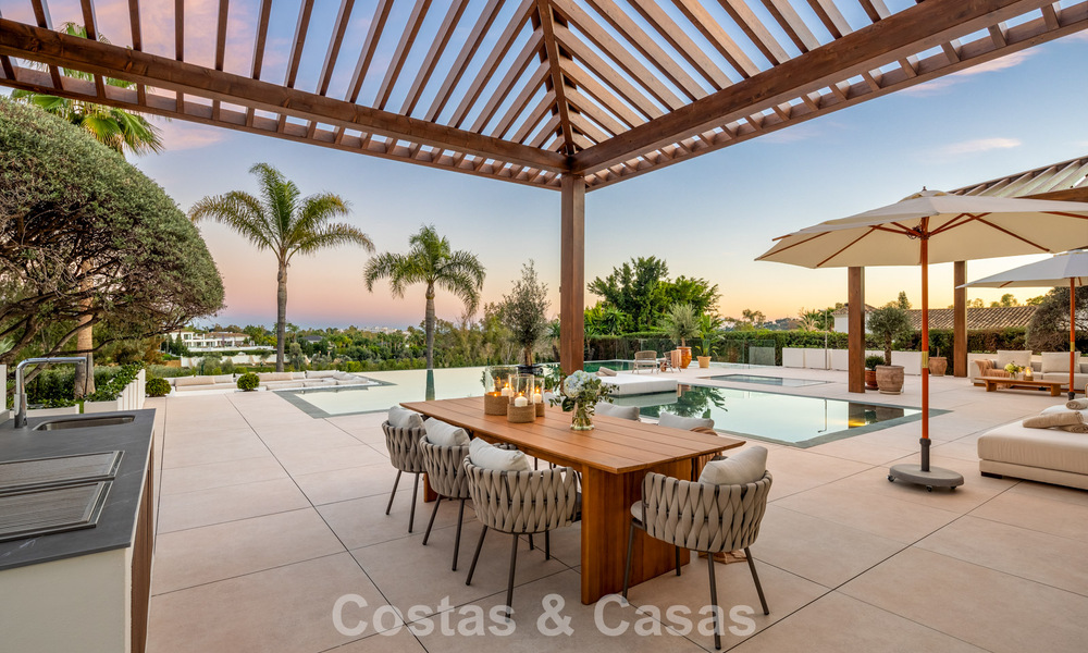 Villa de style méditerranéen à vendre, en première ligne de golf, dans un quartier prestigieux de Nueva Andalucía, Marbella 801934