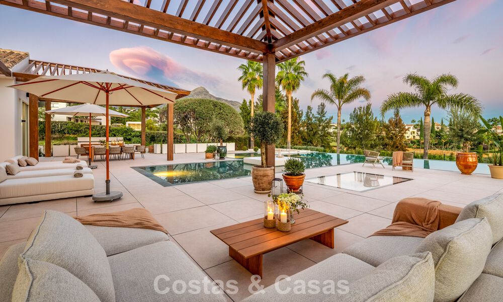 Villa de style méditerranéen à vendre, en première ligne de golf, dans un quartier prestigieux de Nueva Andalucía, Marbella 801935