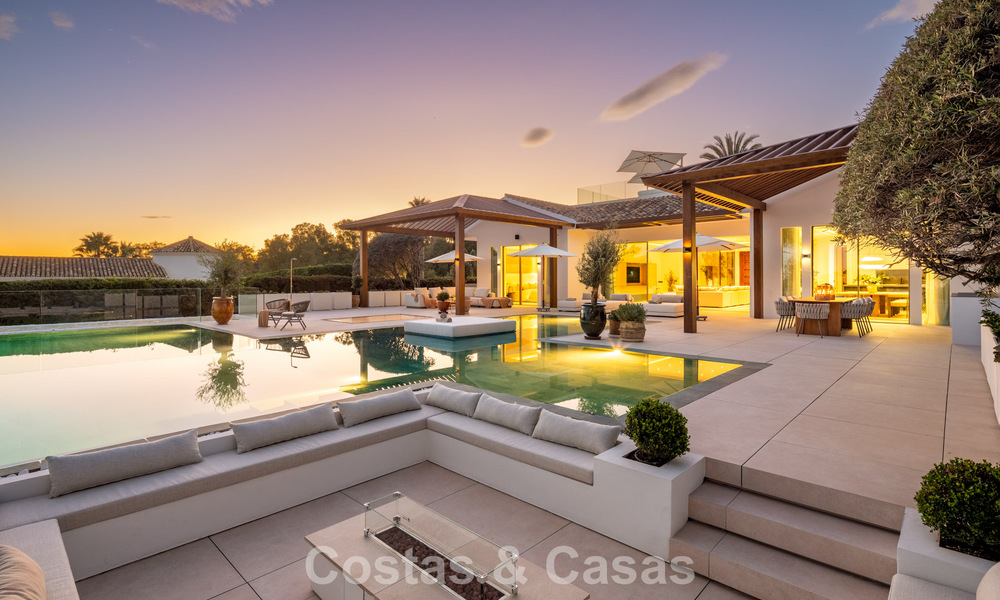 Villa de style méditerranéen à vendre, en première ligne de golf, dans un quartier prestigieux de Nueva Andalucía, Marbella 801937