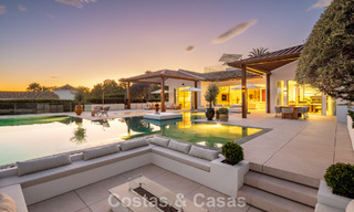 Villa de style méditerranéen à vendre, en première ligne de golf, dans un quartier prestigieux de Nueva Andalucía, Marbella 801937 