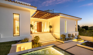 Villa de style méditerranéen à vendre, en première ligne de golf, dans un quartier prestigieux de Nueva Andalucía, Marbella 801938 