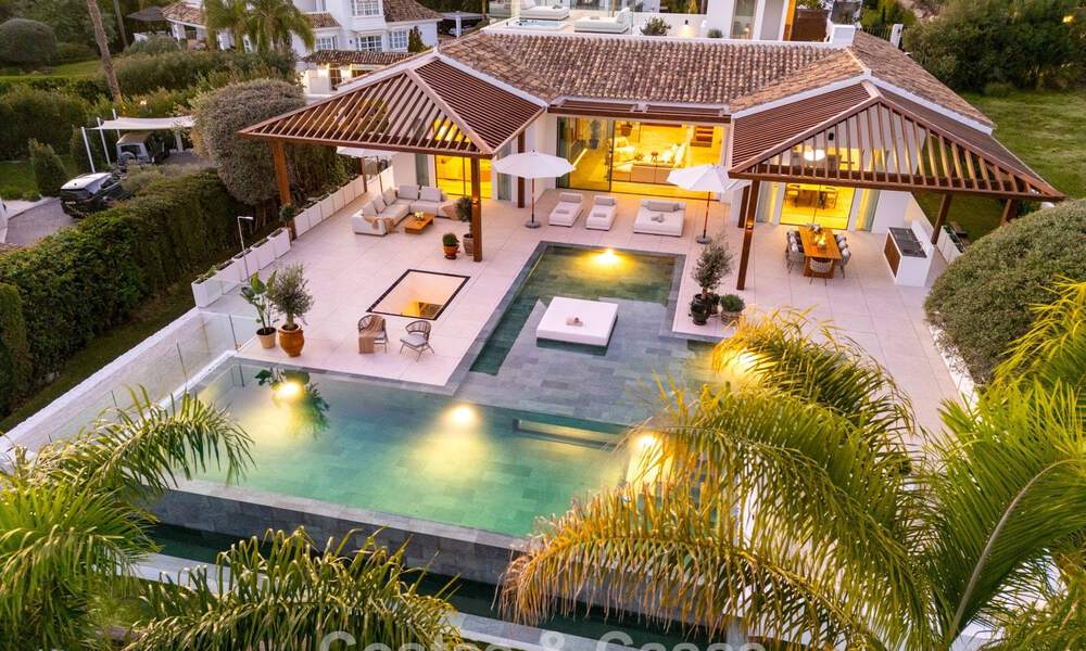 Villa de style méditerranéen à vendre, en première ligne de golf, dans un quartier prestigieux de Nueva Andalucía, Marbella 801939