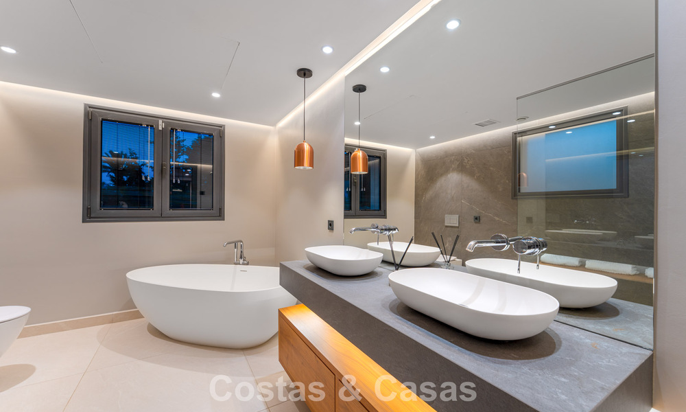 Villa de luxe moderne avec piscine chauffée à vendre dans la Vallée du Golf de Nueva Andalucía, Marbella 801952
