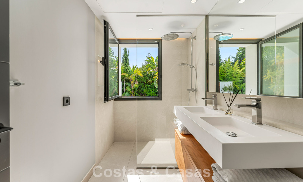 Villa de luxe moderne avec piscine chauffée à vendre dans la Vallée du Golf de Nueva Andalucía, Marbella 801980