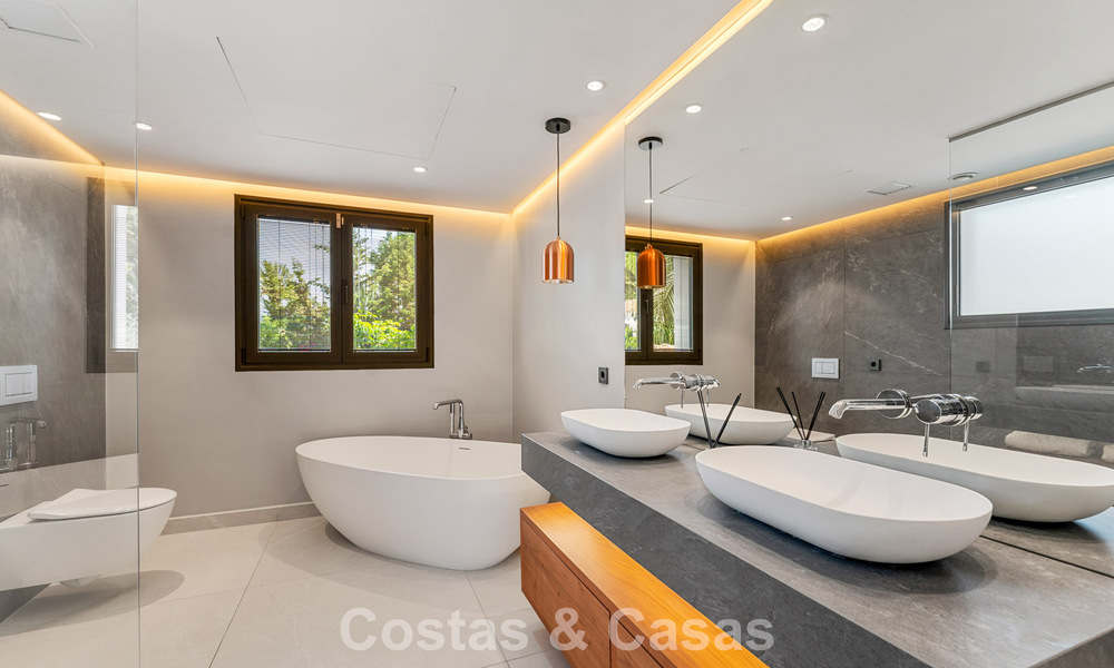 Villa de luxe moderne avec piscine chauffée à vendre dans la Vallée du Golf de Nueva Andalucía, Marbella 801988