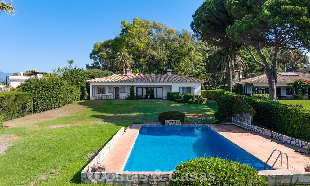 Villa à rénover avec un énorme potentiel à vendre en première ligne de plage entre Marbella et Estepona 802008