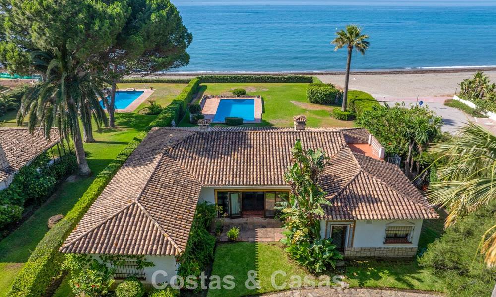 Villa à rénover avec un énorme potentiel à vendre en première ligne de plage entre Marbella et Estepona 802011